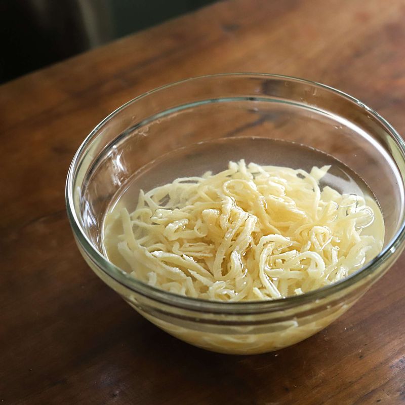 오징어채는 찬물에 5분 정도 담갔다가 체에 밭쳐 물기를 빼주세요. 먹기 좋게 자른 후 마요네즈에 버무려주세요.
(오징어를 물에 담가두면 오징어채의 식감을 훨씬 부드럽고 촉촉하게 만들 수 있어요.)