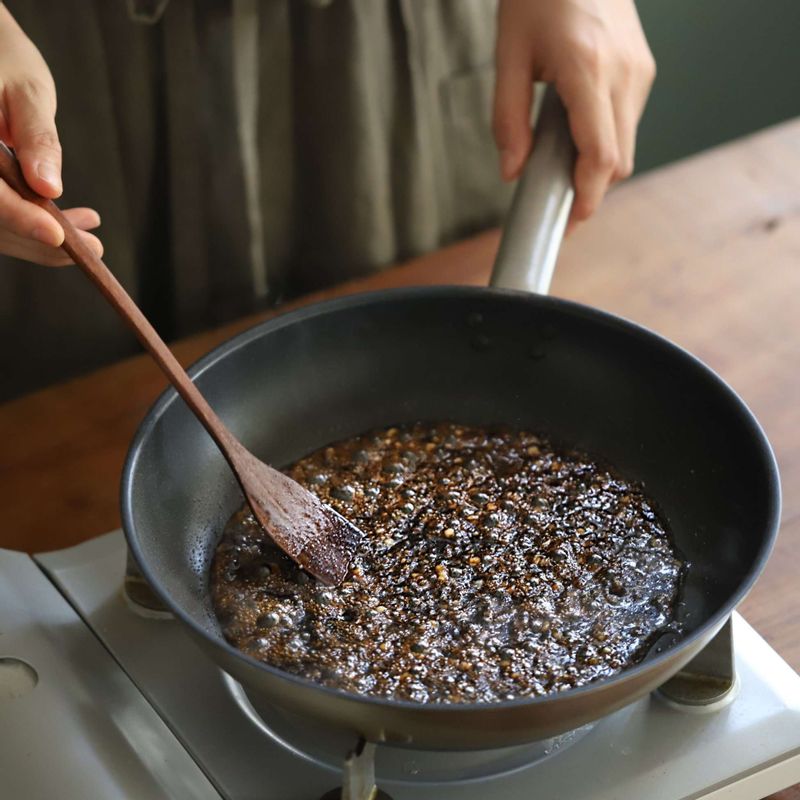 마늘향이 올라오면 양념 재료를 넣고 살짝 끓인 후 약한 불로 줄여 오징어채를 넣어주세요.
