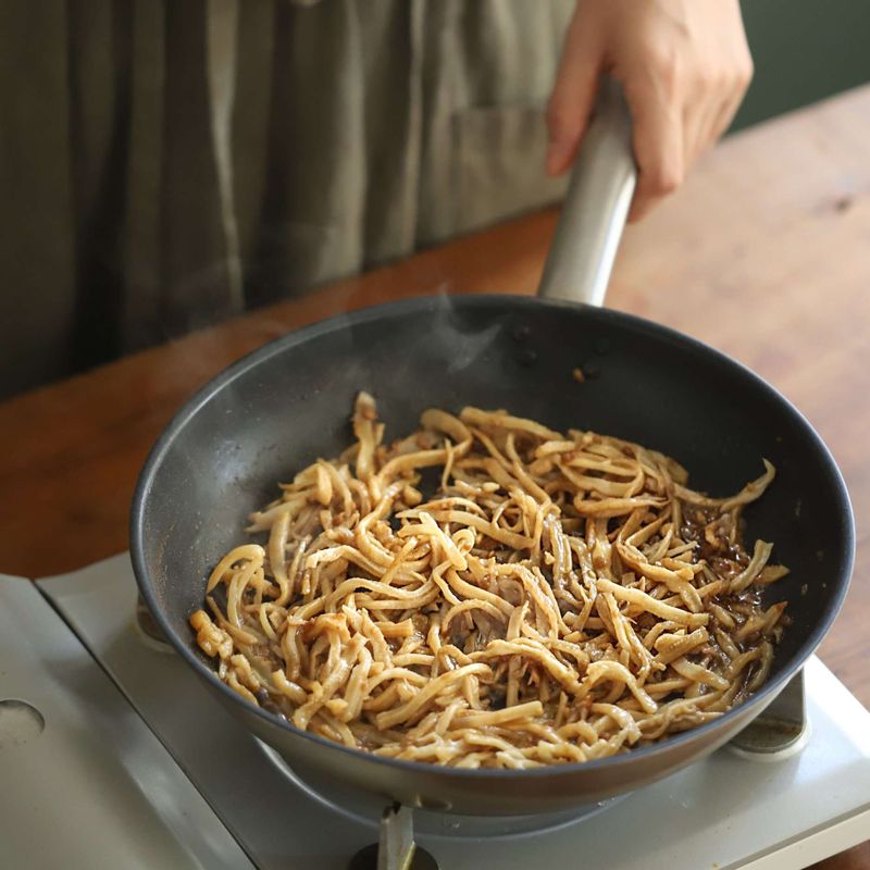 양념이 고루 섞이도록 골고루 버무리고 불을 끈 후 참기름과 통깨, 송송 썬 쪽파를 뿌려주세요.
(오징어채는 오래 볶으면 질겨질 수 있으니 약한 불에서 짧은 시간 동안 빠르게 볶아주세요.)