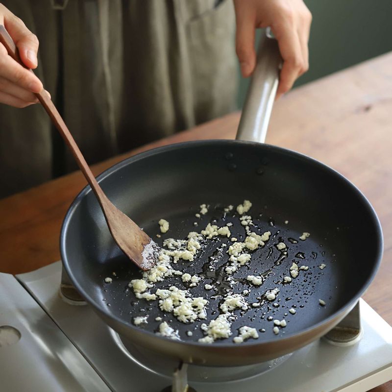 달군 팬에 식용유를 두른 후 약불에서 다진 마늘을 볶아주세요.