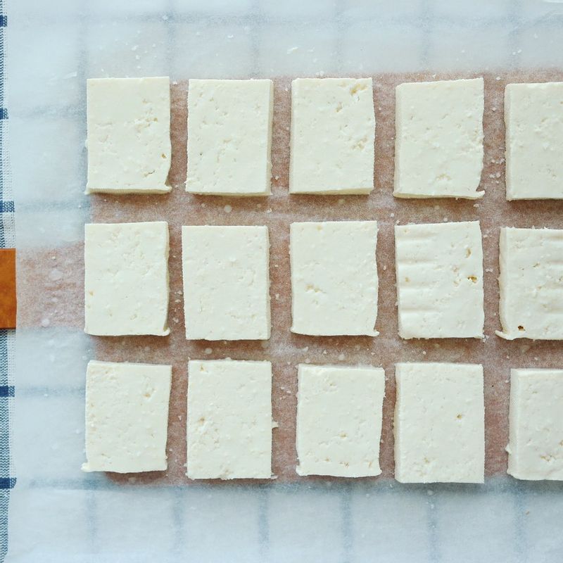 두부는 3x4cm 크기로 납작하게 썰고 소금을 고루 뿌려 10분간 둡니다. 키친타월로 두부의 물기를 제거해주세요.