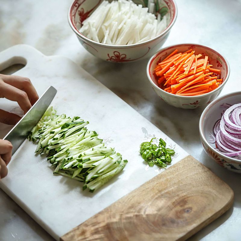 당근과 무, 오이는 6cm 길이로, 적양파는 길이대로 채를 썰어 주세요. 당근, 무, 적양파는 식초물 재료에 20분 정도 각각 절여주세요. 청양고추는 송송 썰어주세요.