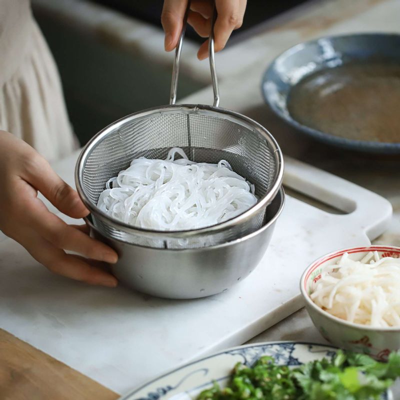 쌀국수는 찬물에 30분 정도 담가 두었다가 끓는 물에 30초간 데친 후 찬물에 바로 헹궈 물기를 빼주세요. (쌀국수 면의 두께에 따라 삶는 시간을 가감해주세요.)