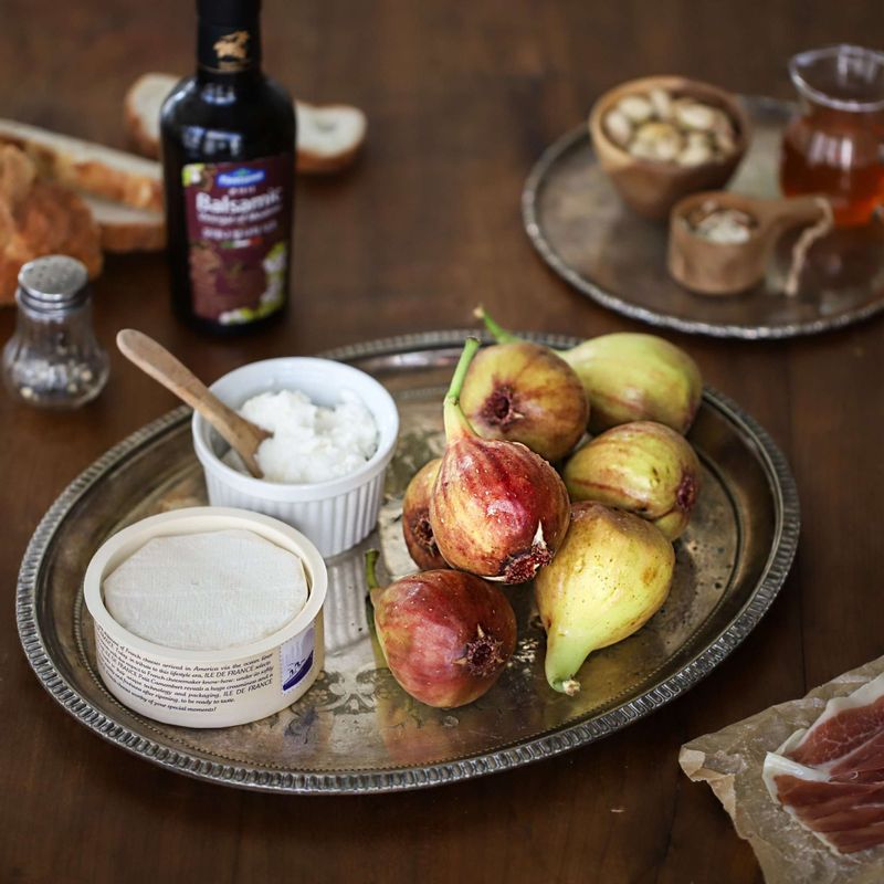 무화과핑거푸드을 위한 재료 이미지로 무화과,리코타치즈,피스타치오,메이플시럽(또는 꿀),후춧가루 등으로 구성 되어있습니다.