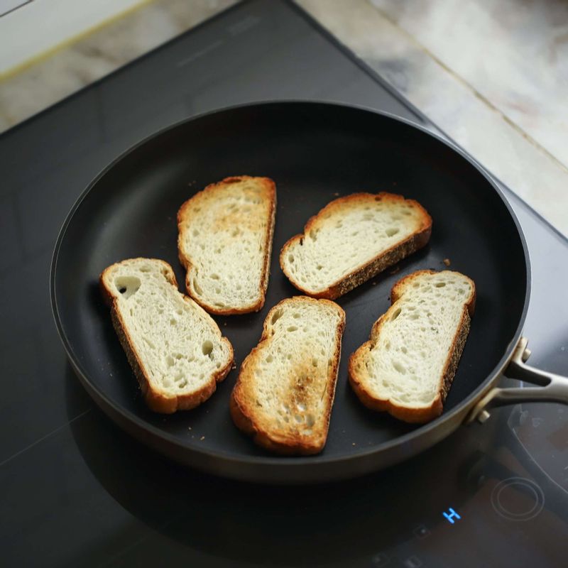 1. 바게트 빵은 2cm 두께로 자르고, 달군 팬에 양쪽을 노릇하게 구워주세요.
2. 무화과는 흐르는 물에 깨끗이 씻어주세요. 꼭지를 제거 후 6등분으로 잘라주세요.
3. 바게트 빵 위에 리코타치즈를 발라주세요.
4. 빵 위에 무화과를 올린 후 다진 피스타치오와 아몬드 슬라이스, 발사믹 글레이즈를 뿌린 후 민트를 얹어 완성해주세요.
