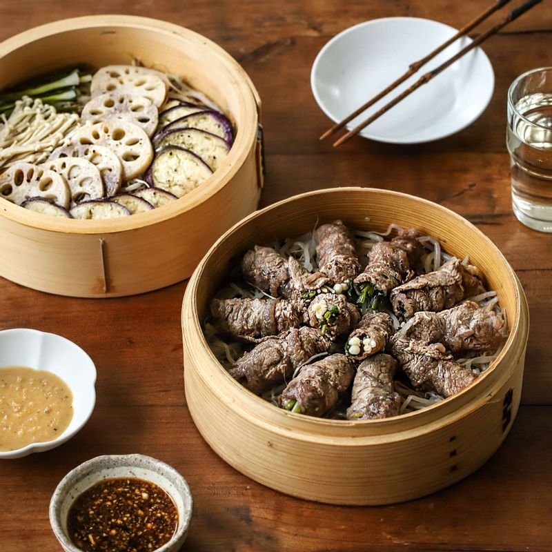 접시에 쇠고기 깻잎 말이 찜과 찐 야채를 담고 소스를 곁들여 주세요.