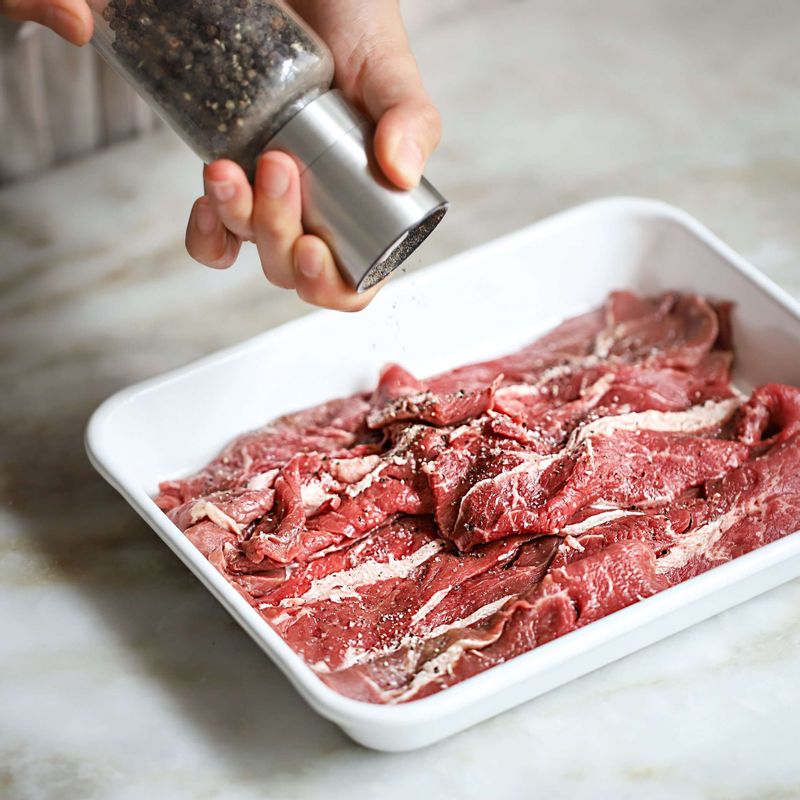 쇠고기는 키친타월로 핏물을 제거 후 약간의 참기름과 소금, 후춧가루로 밑간을 해주세요.