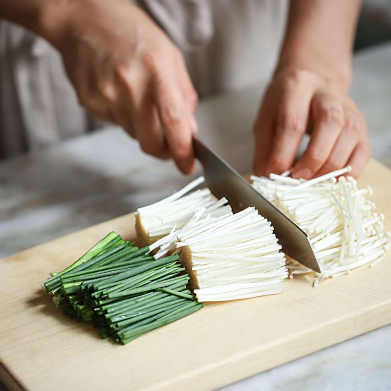 깻잎은 흐르는 물에 깨끗이 씻어 꼭지 부분을 잘라주세요. 팽이버섯은 밑동을 자른 후 5cm 길이로 자르고, 쪽파도 같은 길이로 잘라주세요.