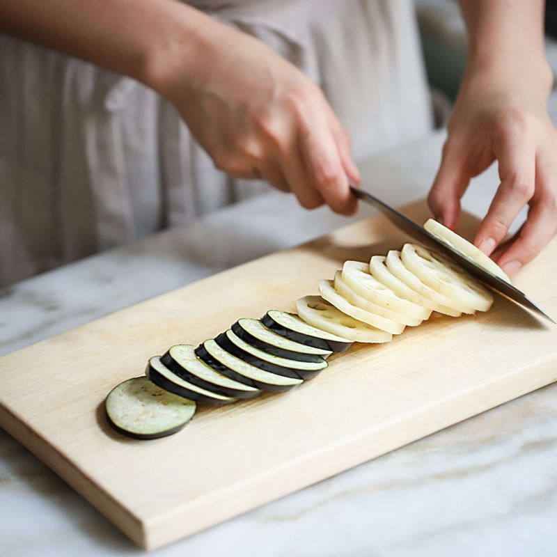 숙주는 깨끗이 씻고, 연근은 껍질을 벗긴 후 가지와 함께 먹기 좋은 크기로 잘라주세요. 소스 재료는 각각 섞어 소스를 만들어주세요.