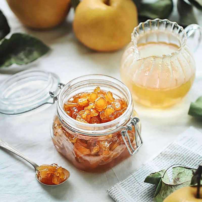 소독한 유리병에 담고 뚜껑을 닫아주세요. 반나절 실온에 두었다가 냉장 보관 후 드시면 좋아요.