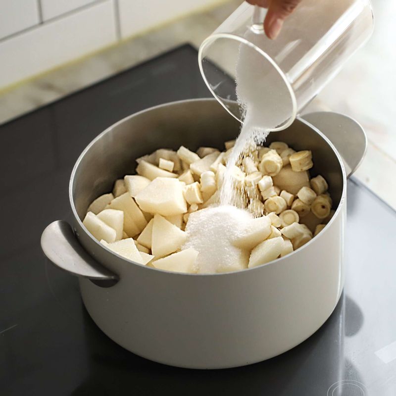 냄비에 도라지와 배, 설탕과 꿀을 넣은 후 센 불에서 끓어오르면 중불로 줄여 저어가면서 수분감이 날아갈 때까지 약 1시간 30분 동안 끓여주세요.