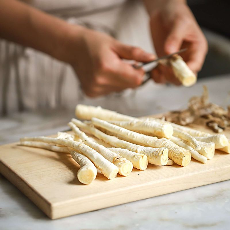 도라지는 흐르는 물에 깨끗이 씻어 흙을 제거한 후 껍질을 벗겨주세요.
(Tip. 물에 1시간 정도 담가두면 껍질 벗기기가 수월해요.)