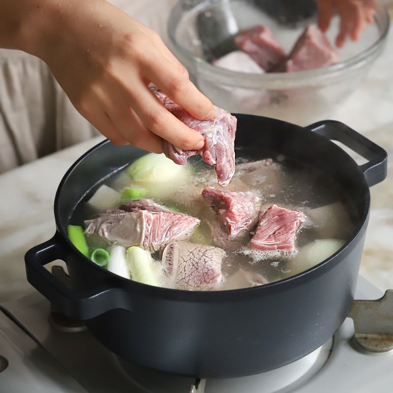 냄비에 갈비와 국물 재료를 넣고 물을 넉넉히 부어 1시간 이상 푹 끓여주세요.