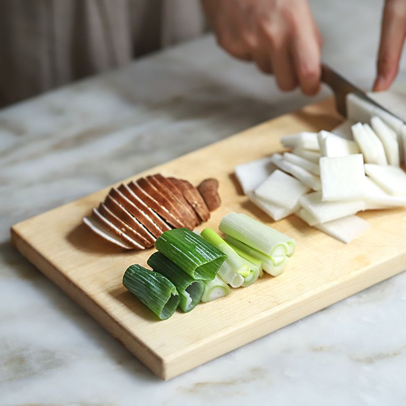 무는 나박하게 3*4cm 크기로 썰고 표고버섯은 1cm 두께로 슬라이스해주세요.
대파는 4cm 길이로 썰어주세요.
생강은 껍질을 벗겨주세요.