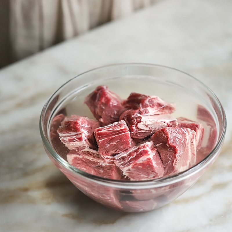 갈비는 기름을 떼고 1시간 이상 찬물에 담가 핏물을 빼주세요.
(Tip. 갈비를 포크나 칼끝으로 찔러주고 칼집을 내주면 맛이 잘 우러나며 질긴 것을 방지할 수 있어요.)