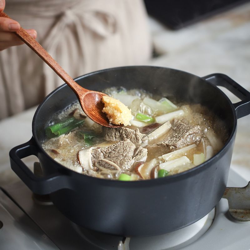 무가 익으면 양념 재료를 넣어 5분 정도 끓여 완성해주세요.