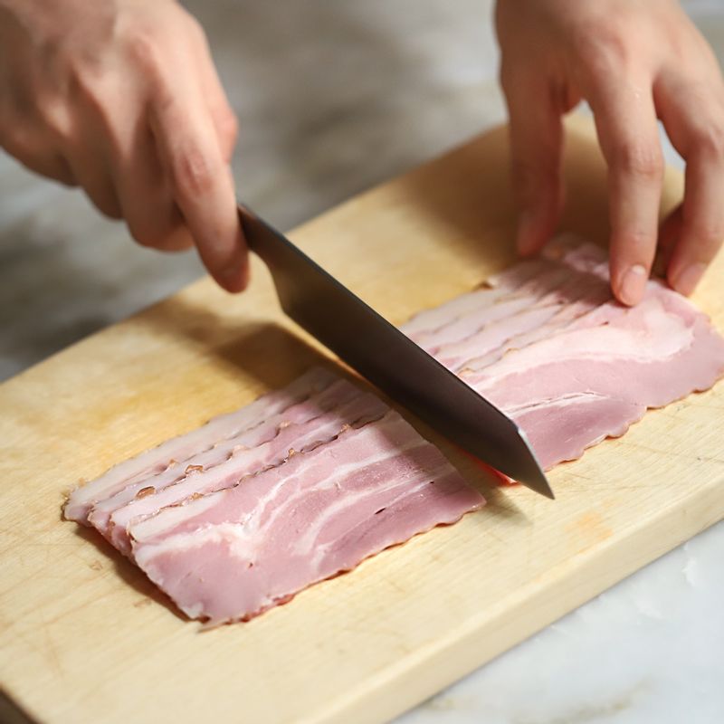 베이컨은 2등분으로 잘라주세요.