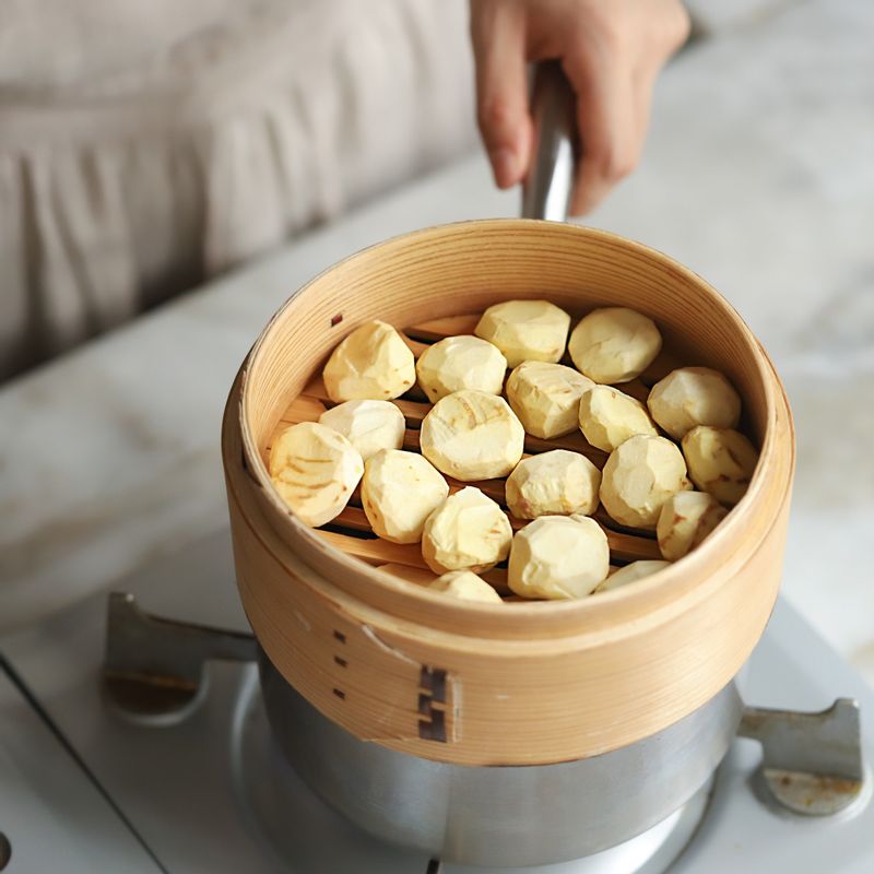 밤은 깨끗이 씻어 찜기에 올린 후 10분 정도 쪄주세요.