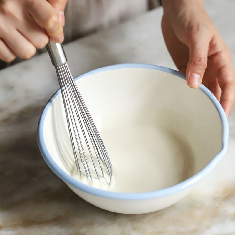 볼에 튀김 반죽 재료를 섞어주세요.