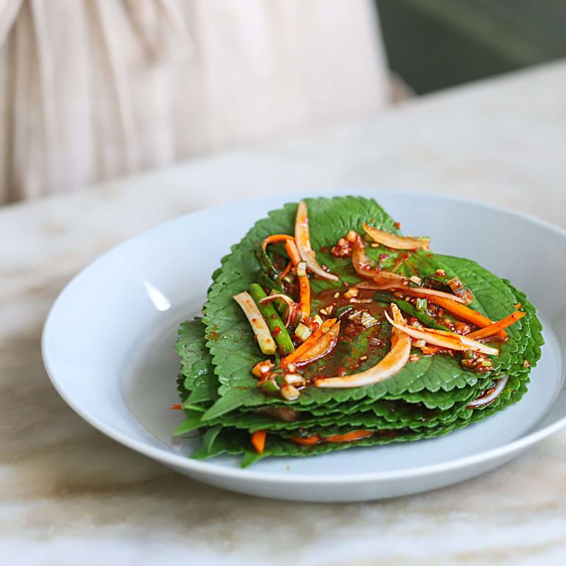 깻잎은 두 장씩 깔고 그 위에 야채 양념장을 적당량씩 올린 후, 깻잎을 깔고 같은 과정을 반복해주세요.