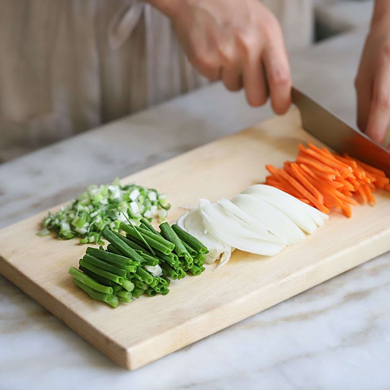 대파는 잘게 다지고, 쪽파는 4cm 길이로 썰고, 양파, 당근은 채 썰어주세요.