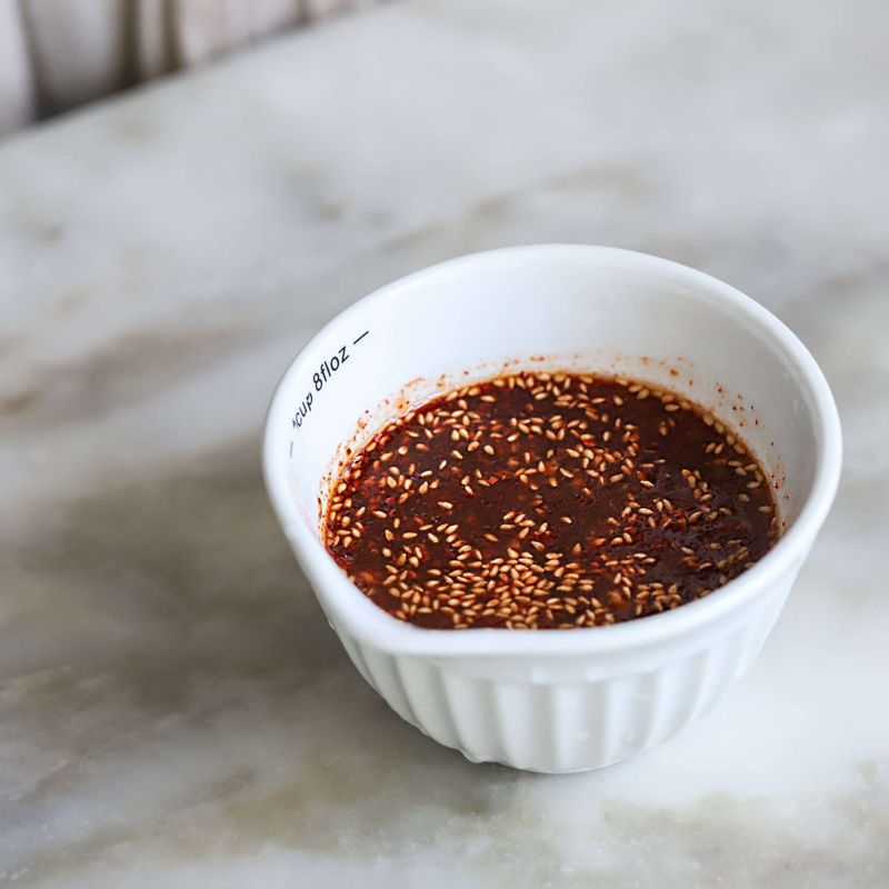 볼에 양념을 섞고, 썰어 둔 야채를 섞어주세요.