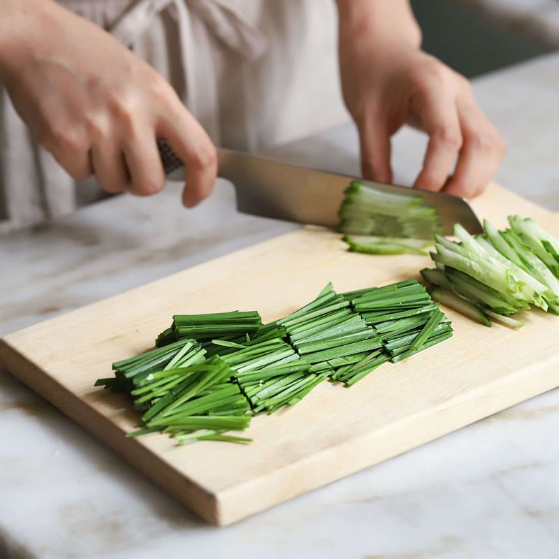 부추는 깨끗하게 씻어 4cm 길이로 썰고, 오이는 채 썰어주세요.
