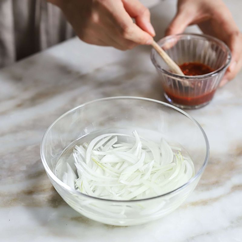 양파는 채 썰고, 볼에 양념장 재료를 넣어 섞어주세요.
(Tip. 양파는 찬물에 담가 매운맛을 빼주면 좋아요.)