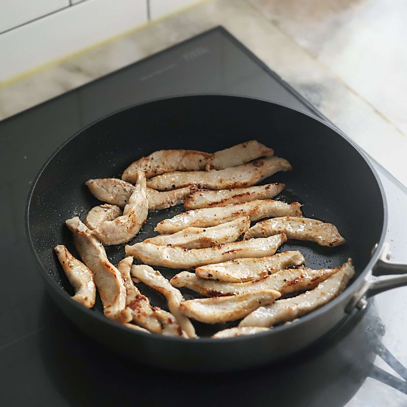 달군 팬에 항정살을 앞뒤로 소금, 후춧가루를 뿌려 노릇하게 구워주세요.