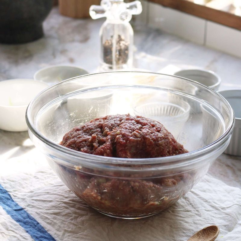 큰 볼에 다진 쇠고기와 고기 양념 재료를 넣고 한덩어리가 되도록 잘 치대주세요.