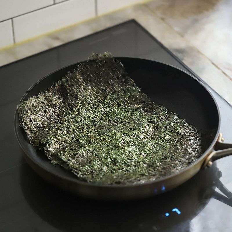 마른 김은 달군 프라이팬에 두 장을 겹쳐서 앞뒤로 구워주세요.
(Tip. 김을 구워서 사용하면 김의 비린내를 잡아주고 질기지 않아서 좋아요.)