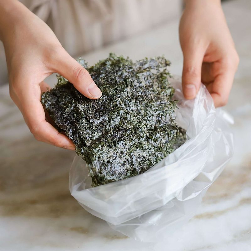 김을 적당한 크기로 자른 후 비닐봉지에 넣어 김을 비벼서 잘게 만들어주세요.