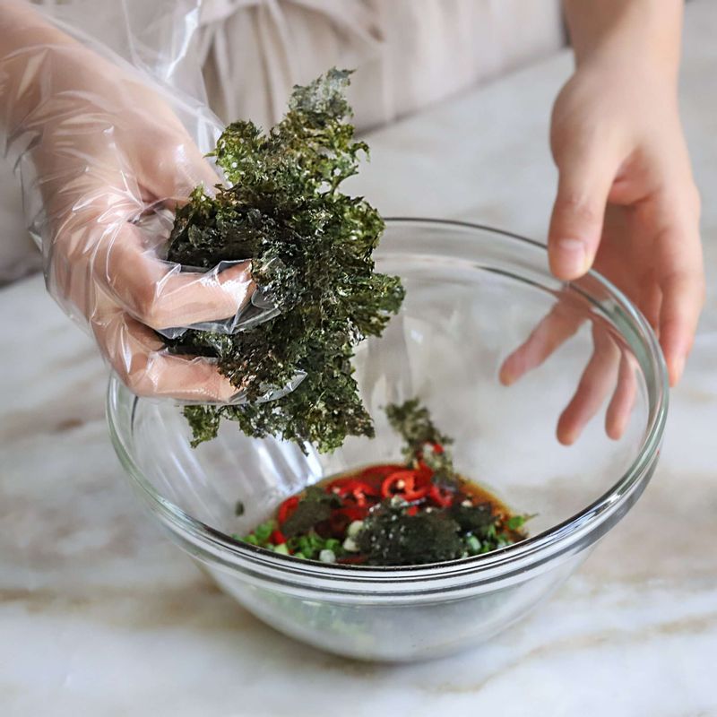 볼에 김과 쪽파, 홍고추, 섞어 둔 양념장을 넣어 김이 뭉치지 않게 무쳐주세요. 통깨를 뿌려 완성해주세요.
(Tip. 김은 뭉치지 않게 여러 번 나누어 넣어주세요.)