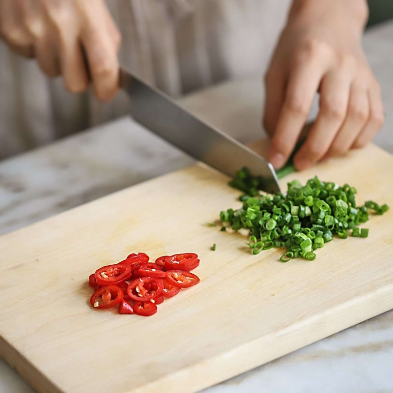 쪽파와 홍고추는 송송 썰고, 양념 재료는 모두 섞어주세요.