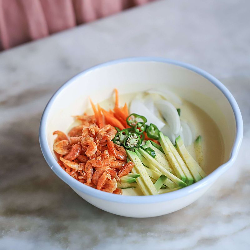 반죽에 건새우, 애호박, 양파, 당근, 청양고추를 넣어 섞어주세요.