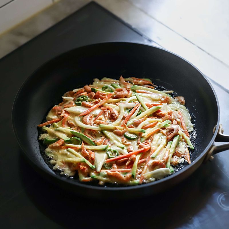 달군 팬에 식용유를 넉넉히 두른 후, 반죽을 한 국자씩 떠서 동그랗게 편 후 앞뒤로 노릇하게 부쳐주세요.
(Tip. 기름이 충분히 달궈졌을 때 반죽을 올려야 바삭하게 구울 수 있어요.)