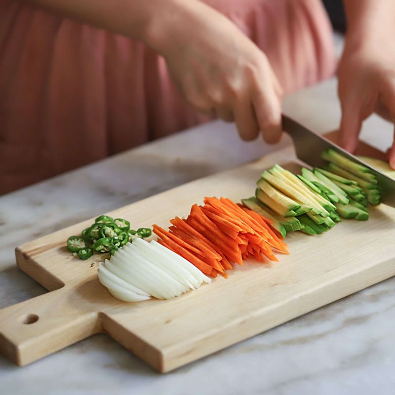 깨끗이 씻은 애호박, 양파, 당근은 채를 썰어주세요. 청양고추는 얇게 송송 썰어주세요.