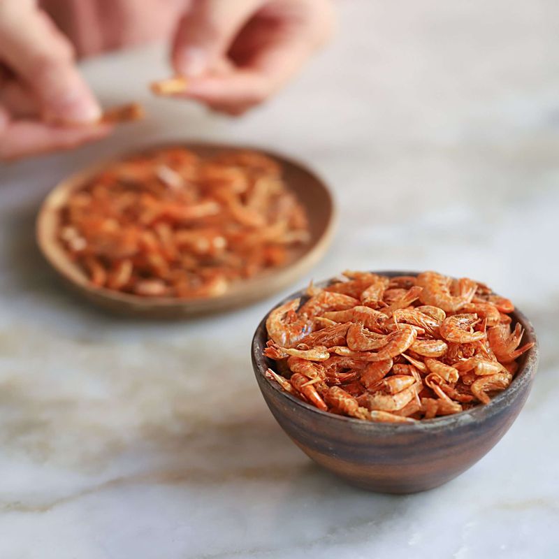 건새우는 머리를 떼고 찬물에 5분 정도 불린 후 체에 밭쳐 물기를 빼주세요.