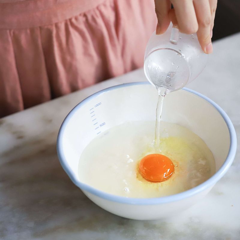 볼에 반죽 재료를 넣고 잘 섞어주세요. 초간장 재료는 분량대로 섞어주세요.