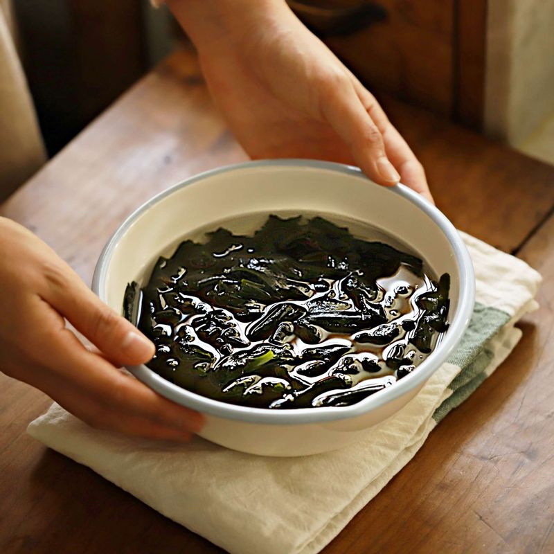 불린 미역은 먹기 좋은 크기로 잘라주세요.
(찬물에 건미역을 넣고 20분 정도 불리고 깨끗하게 헹군 후 사용해주세요.)