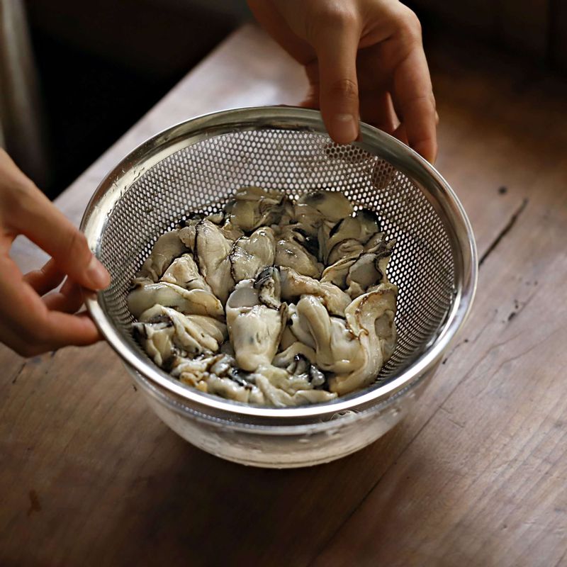 굴은 소금물에 넣고, 이물질을 제거하며 살살 흔들어 씻은 후 체에 밭쳐 물기를 빼주세요.