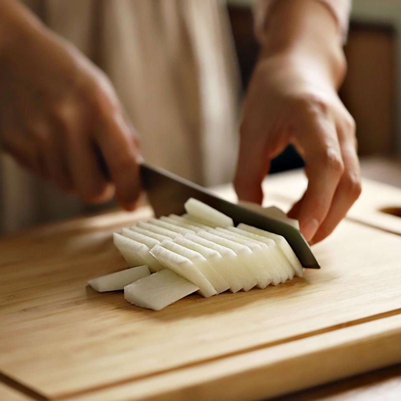 무는 사방 3센치로 나박 썰기 해주세요.