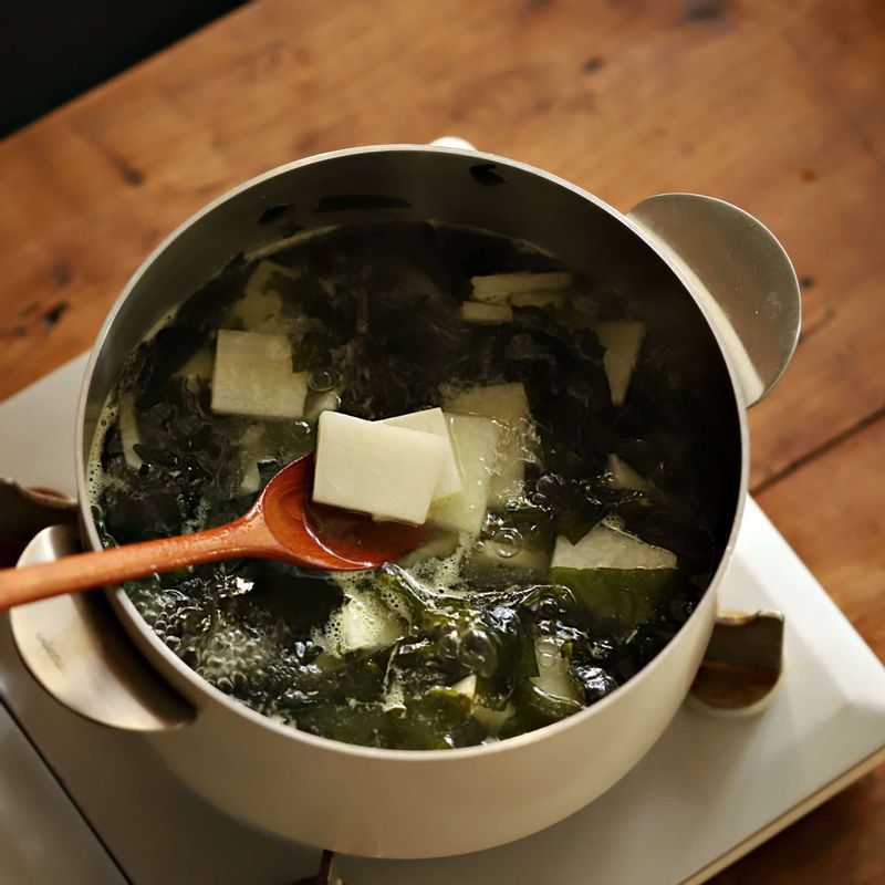 무가 익으면 국물 양념 재료와 굴을 넣고 1~2분 정도 끓여주세요.