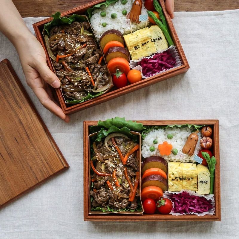 1.쇠고기는 먹기좋은 크기로 썰고 키친타올에 올려 핏물을 제거한 후 고기연육재료를 넣어 골고루 섞은 후 20분정도 재워주세요. 고기간장양념재료를 넣고 조물조물 버무려양념해주세요.
2.양파는 채 썰고 당근과 대파는 어슷하게 썰어 양념한 고기와 섞어주세요.
3.달군 팬에 양념한 쇠고기와 야채를 넣어 볶다가 마지막에 참기름을 뿌리고 불을 꺼주세요.
4.접시에 불고기를 담고 통깨를 뿌려주세요.