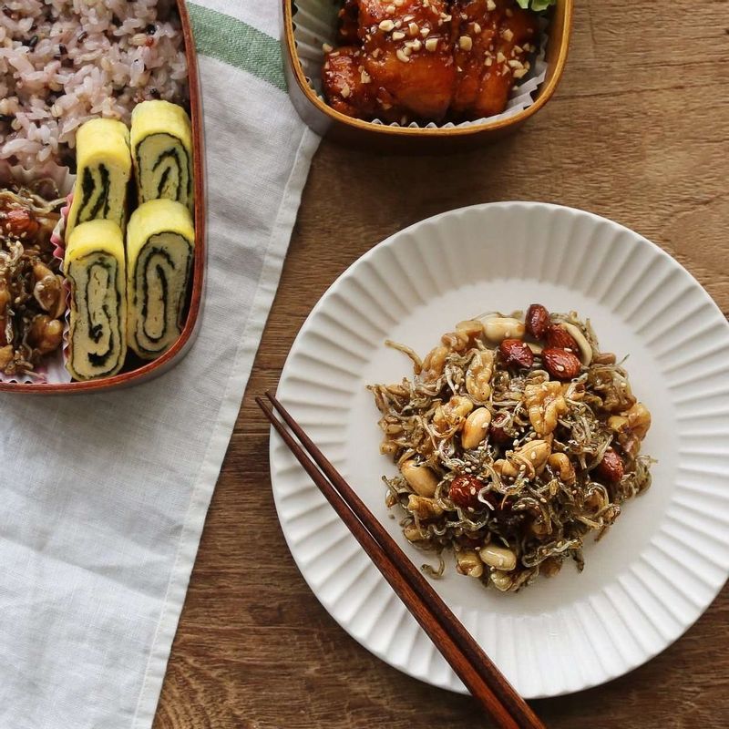 1.잔멸치는 굵은 체에 흔들어 잔가루를 제거해주세요.
2.마른팬에 잔멸치와 모듬견과류를 넣고 중약불에서 5~6분정도 바삭하게 볶아주세요.
3.새로 달군 팬에 간장양념을 넣고 양념이 바글바글 끓으면 잔멸치와 모듬견과류를 넣고 양념이 배도록 고루 섞어주세요.
4.접시에 견과류멸치볶음을 담고 통깨를 뿌려주세요.