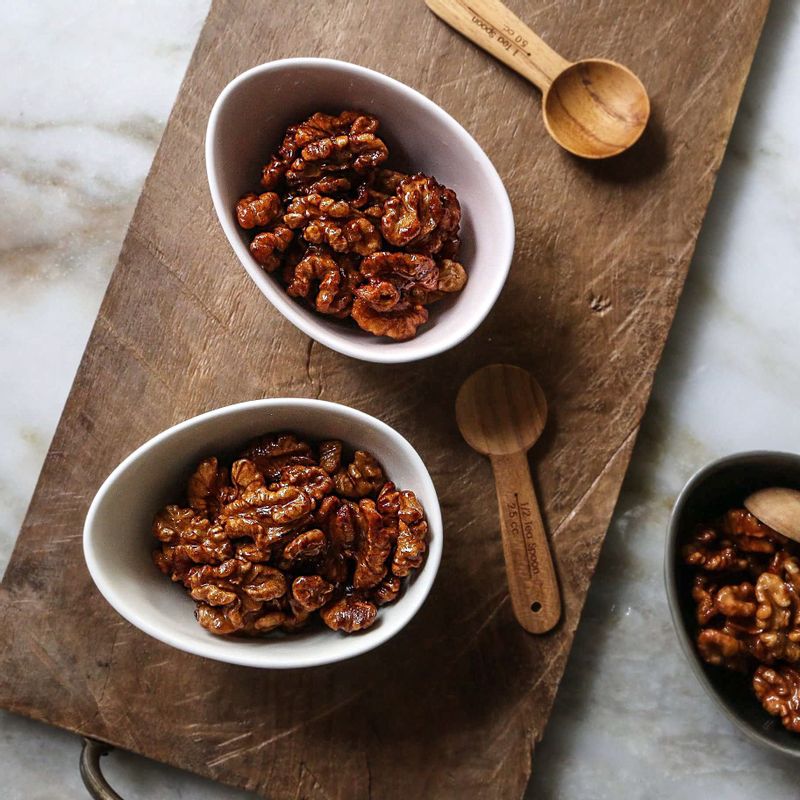 1.호두는 끓는물에 소금을 넣고 2분정도 데친 후 찬물에 헹궈 물기를 빼주세요.
(또는 미지근한 물에 10분정도 담갔다가 사용해주세요.)
2.냄비에 시럽 재료를 넣고 수저로 젓지 않고 중간 불에서 설탕이 녹을 때까지 끓여 시럽을 만들어주세요.
3.시럽에 데친호두를 넣고 2분정도 섞으면서 졸인 후 체에 받쳐 주세요.
4.140도로 달군 기름에 넣어 바삭하게 튀겨주세요.
(티친타올에 올리면 달라붙을 수 있어 종이호일에 올려 기름을 빼주세요.)
5.튀긴 호두를 서로 달라 붙지 않게 펼쳐 식혀주세요.