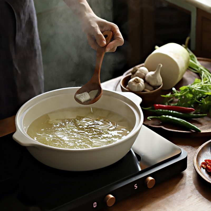 냄비에 멸치 다시마 육수와 무를 넣어 국물이 끓어오르면 국물 양념재료와 바지락조개를 넣어주세요.