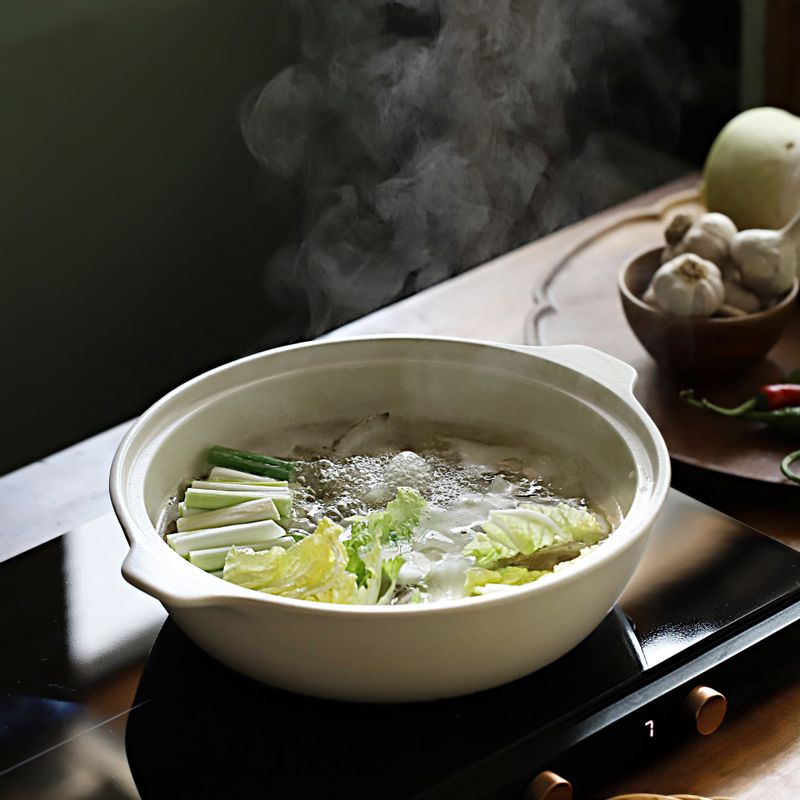 무가 익으면 알배추와 두부, 대파, 청양고추, 홍고추, 낙지를 넣어 2분간 더 끓여주세요.