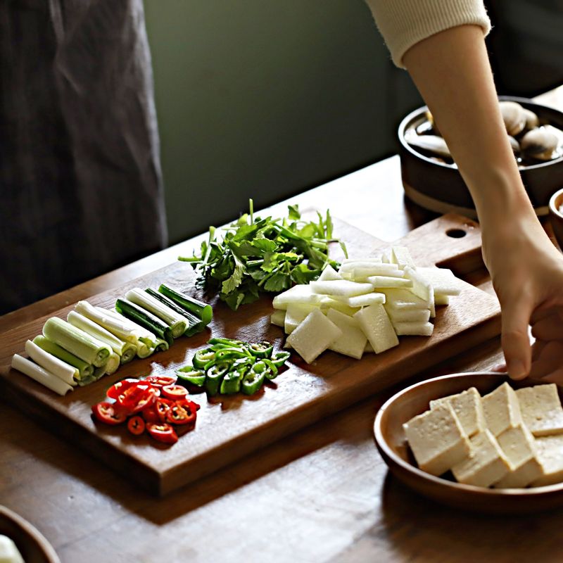 무는 나박 썰기 하고, 청양고추와 홍고추는 어슷하게 썰어주세요. 알배추와 두부는 먹기 좋게 썰고 대파, 미나리는 5센티 길이로 잘라주세요.