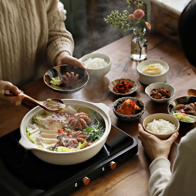 마지막에 미나리를 넣고 소금을 가감해서 간을 맞추고 와사비간장을 곁들여 주세요.
(낙지는 먹기 직전에 먹기 좋은 크기로 자르고, 낙지가 질겨지지 않도록 살짝만 끓여주세요.)